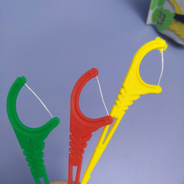 Зубочистка с зубной нитью 1 штука с ментолом / Флоссер пластиковый, цвет МИКС